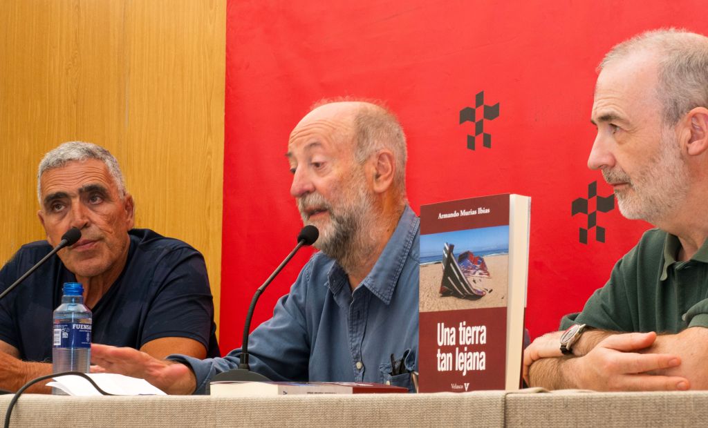 En la mesa (foto de Luis González)