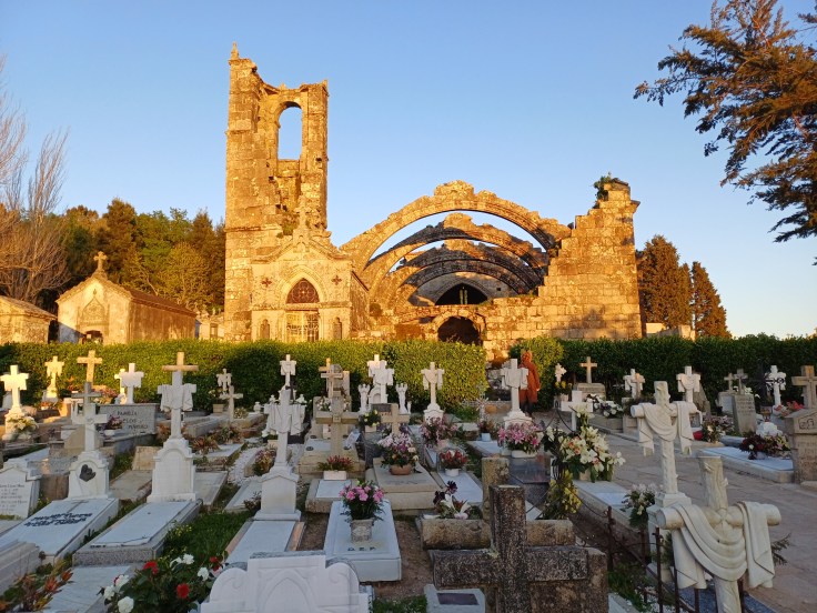 Cementerio en torno a las ruinas de la iglesia de santa Mariña Dozo